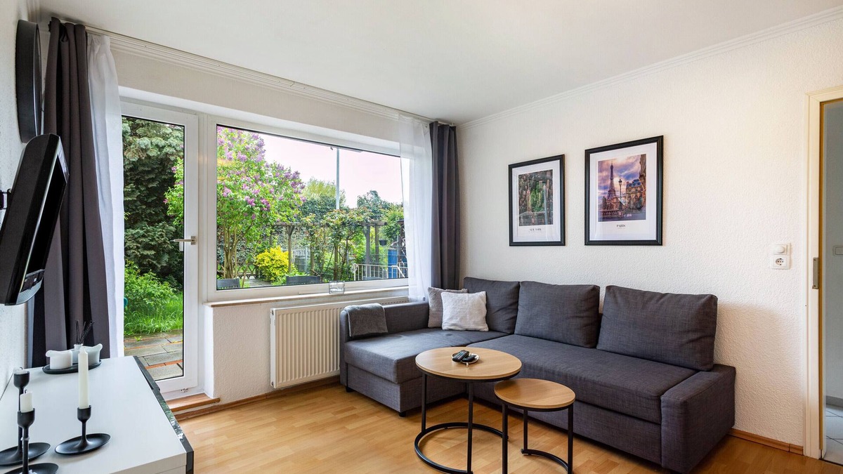 Huckelriede Apartment | Apartment 'Zentrumsnahe 2 Zimmerwohnung ' with Private Terrace, Private Garden and Wi-Fi