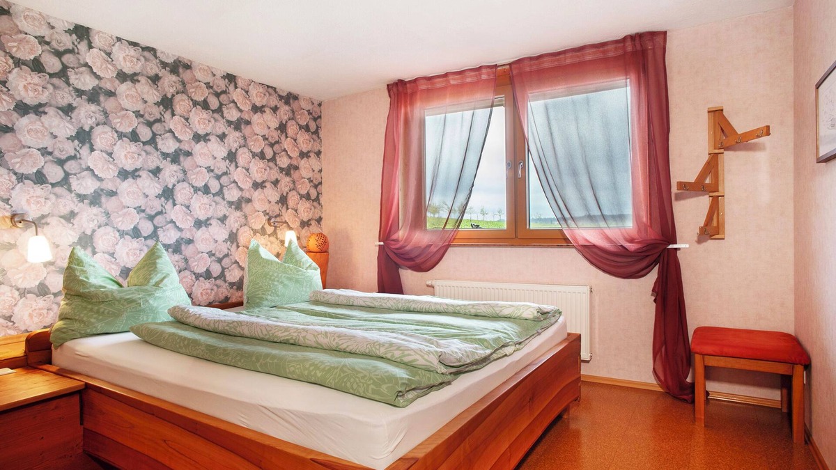 Waldbeuren Apartment | Apartment 'Zur Igelwiese' with Private Terrace, Shared Garden and Wi-Fi