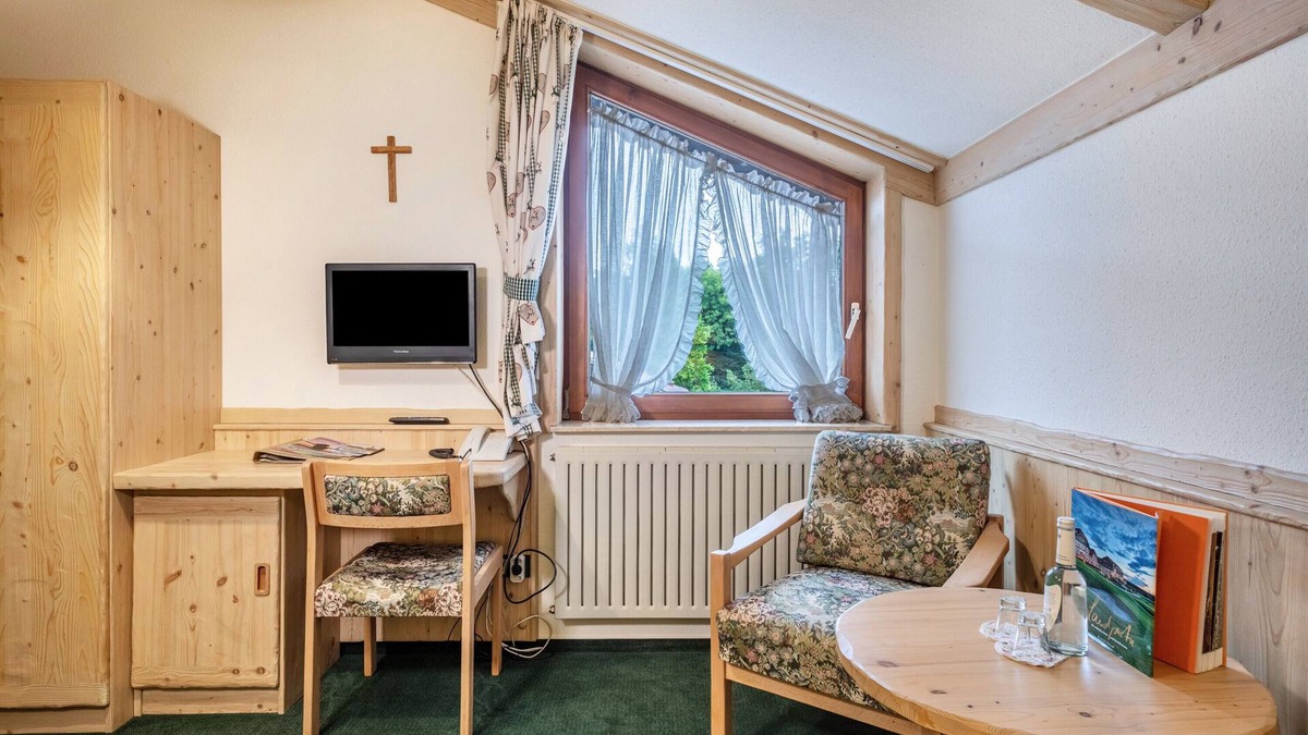Waggershausen Apartment | Apartment 'Zweibett Zimmer 2' with Shared Garden