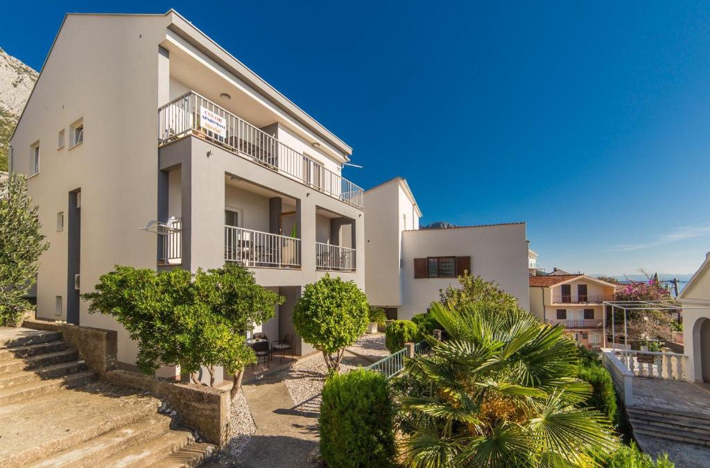 Brist Apartment | Apartments by the sea Brist, Makarska - 11078
