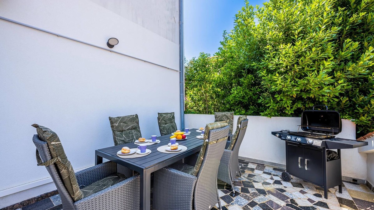 Pjescana Uvala Apartment | Apartments Donatella -Apt 1- 10m from the beach