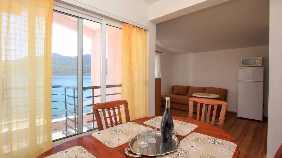 Putnikovic Apartment | Apartments Ereš Zuronja-One-Bedroom Apartment with Sea View 2
