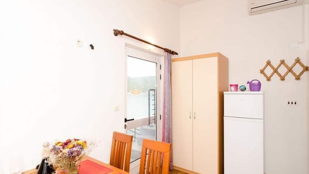 Putnikovic Apartment | Apartments Ereš Zuronja-One-Bedroom Apartment with Sea View 1
