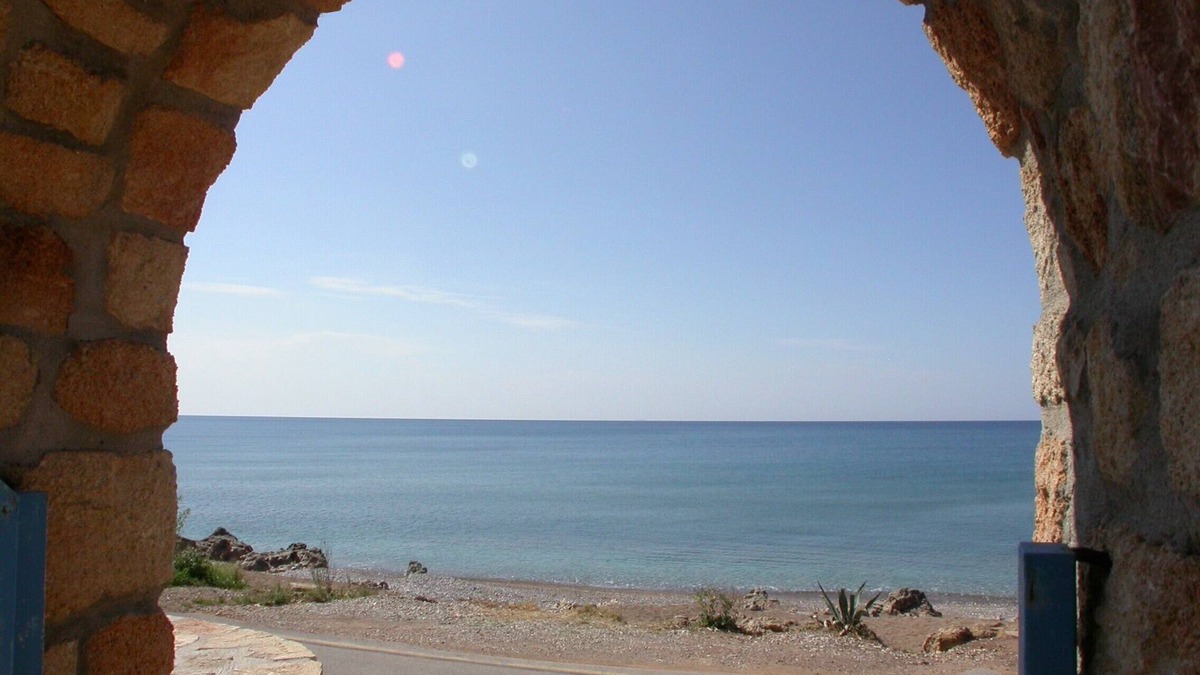 Trifylia Apartment | Apartments for 4 -5 people/romantic palm garden - right on the sea