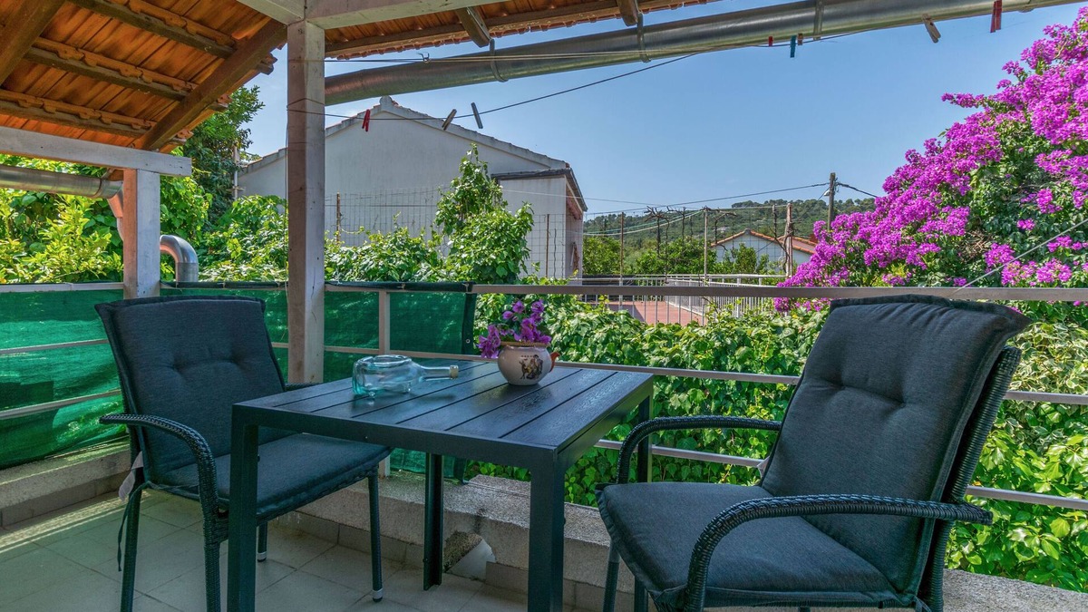 Necujam Apartment | Apartments Dubravka (77561-A2) - Necujam - island Solta