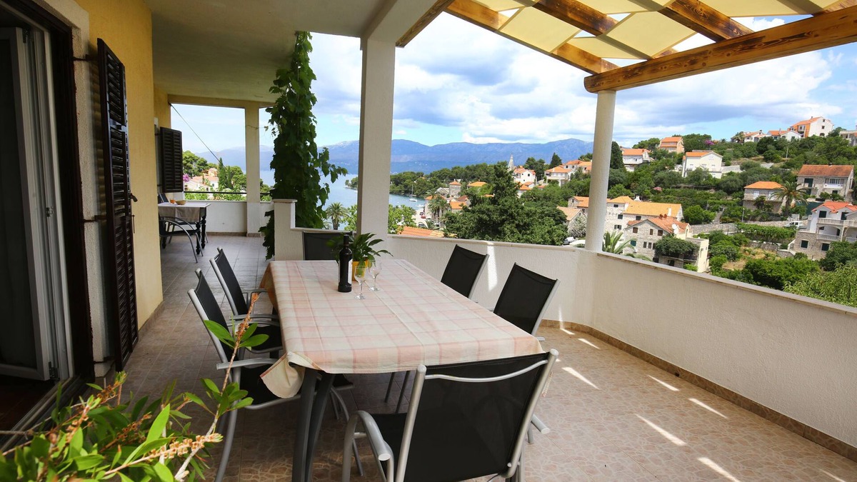 Splitska Apartment | Apartments Boro (33301-A1) - Splitska - island Brac