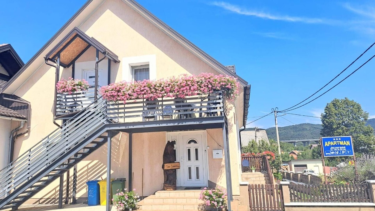 Brinje Apartment | Apartments Jezerane - Four Bedroom Apartment with Balcony