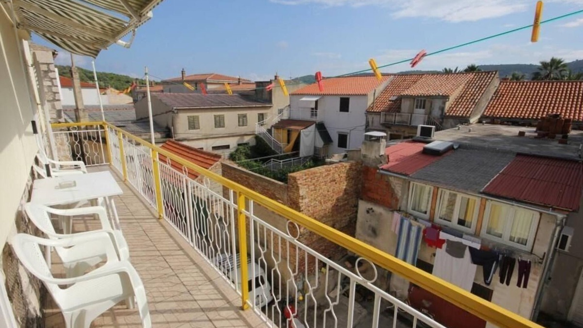 Cove Rogacic Apartment | Apartments Mat (10207-A1) - Vis - island Vis