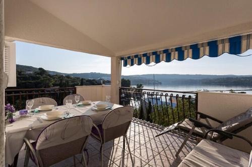 Necujam Apartment | Apartments Petra - 50 m from pebble beach