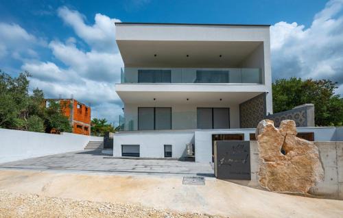 Barbariga Apartment | Apartments Villa Leonard - Modern Stay with Private Rooftop Jacuzzi & Sea Views, Barbariga, Vodnjan, Istria, Croatia