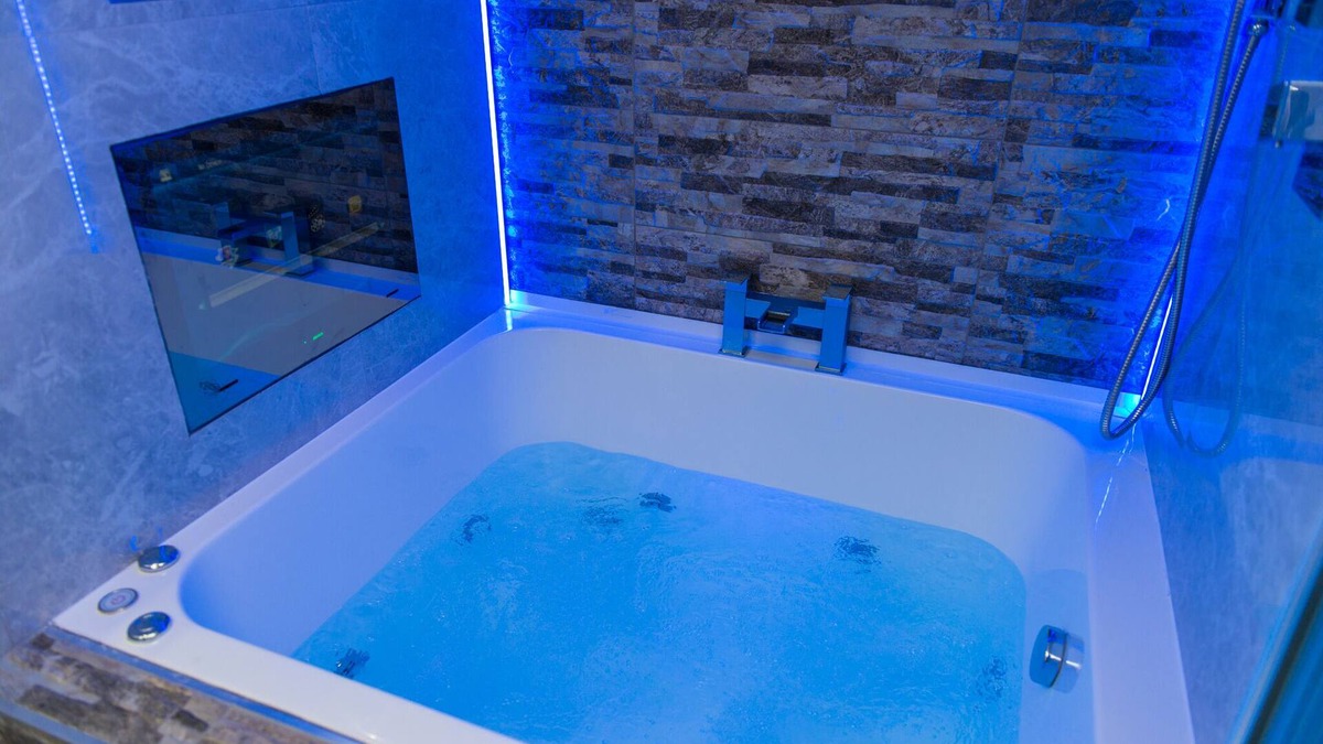 Huddersfield Apartment | Aphrodite Suites Imperial Suite Hot Tub Apartment