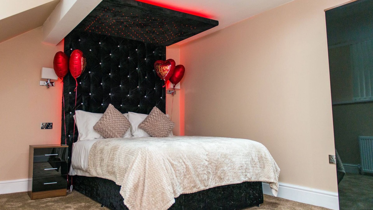 Huddersfield Apartment | Aphrodite Suites Orizzonte Suite Hot Tub Apartment