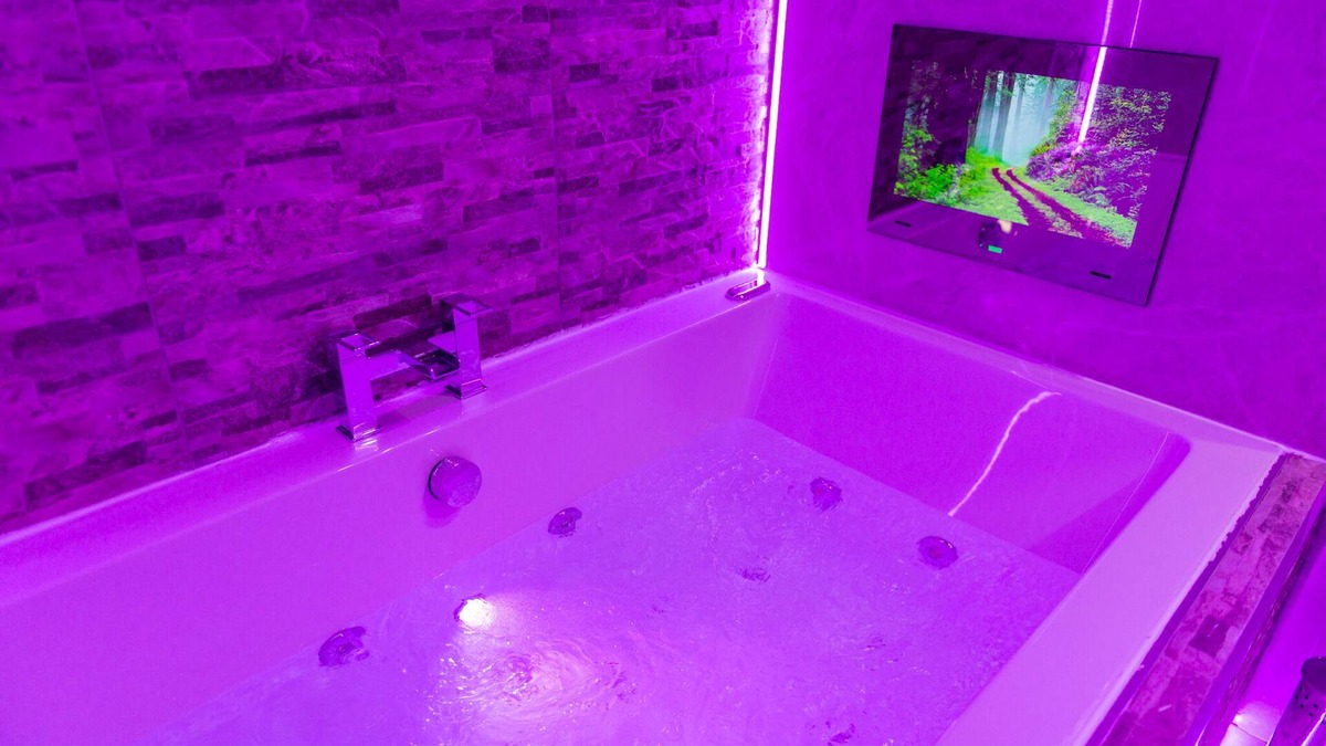 Bradford Apartment | Aphrodite Suites - Imperial Suite Double JET BATH
