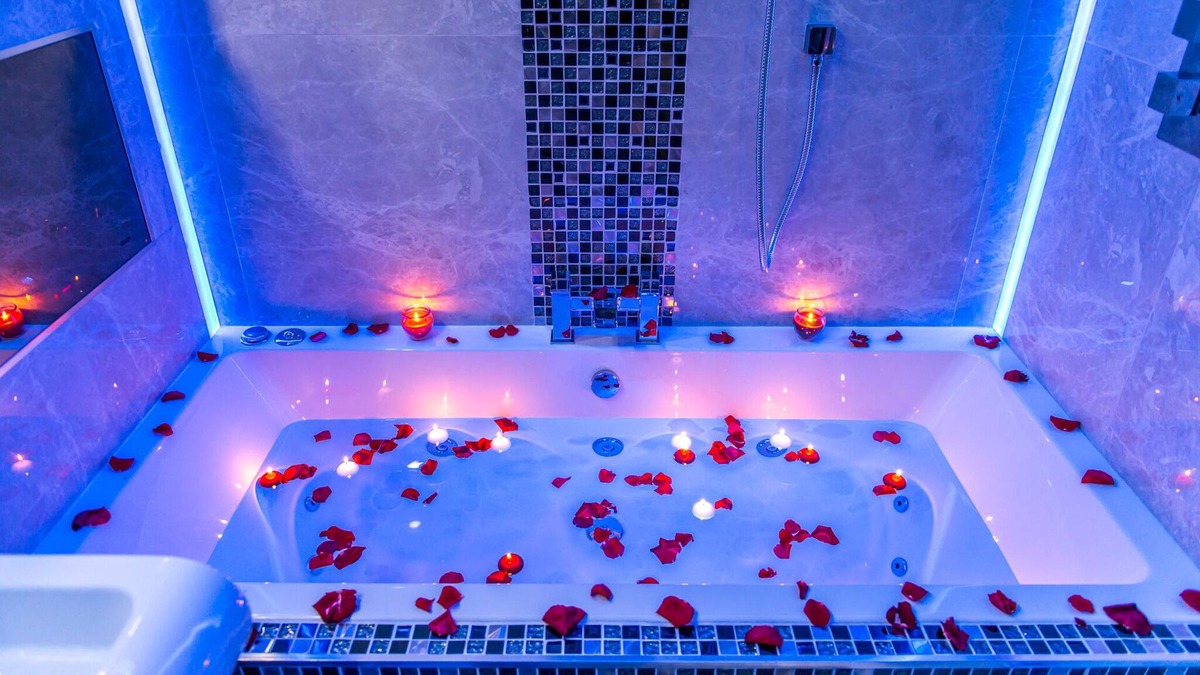 Bradford Apartment | Aphrodite suites The Royal Spa Suite JET SPA BATH