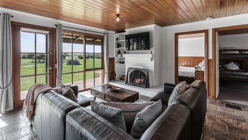 Marengo House | Apollo Bay Cottages- Sabine