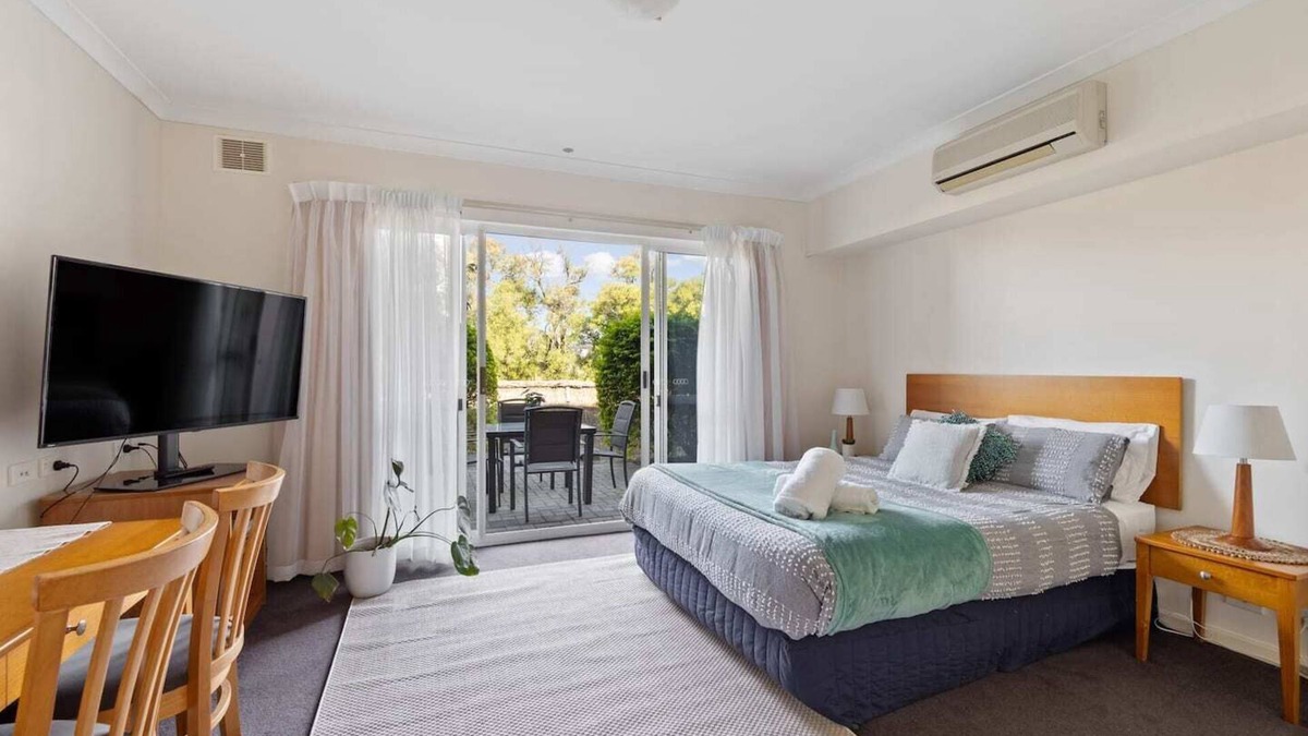 Halls Head Apartment | Apollo Quay Superb Studio-walk to shop & foreshore