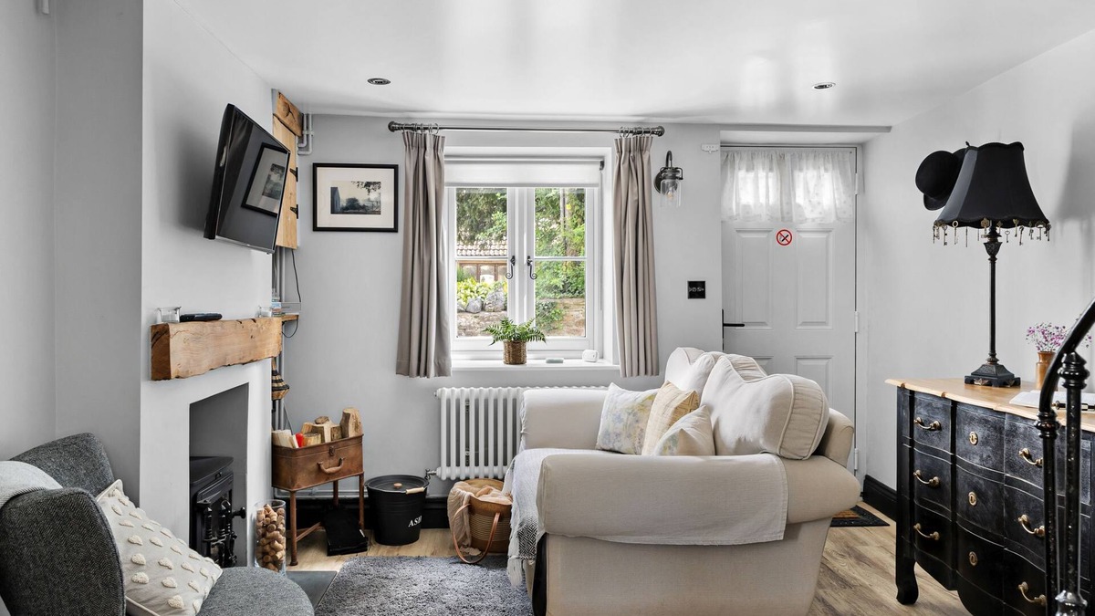 Wedmore Cottage | Apothecary Cottage - a cottage that sleeps 2 guests in 1 bedroom