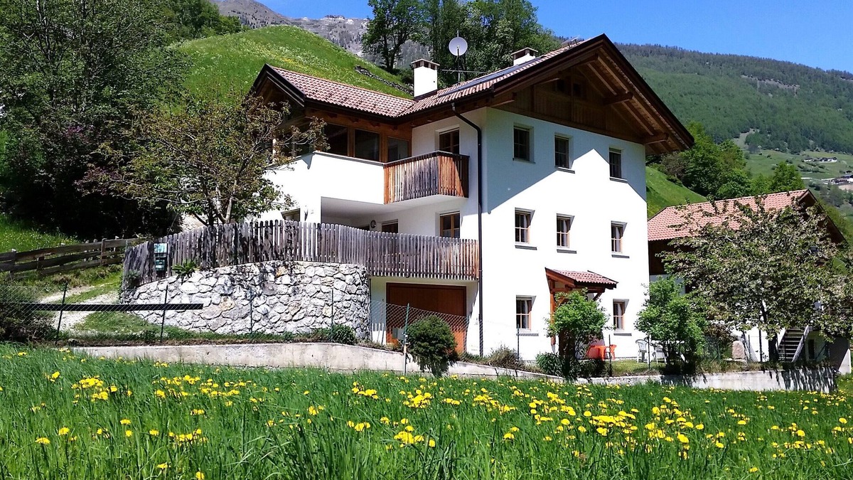 Meiern Apartment | APP. 3 AUHAUS apartment with meadow and fountain for 2 persons max. 4 persons
