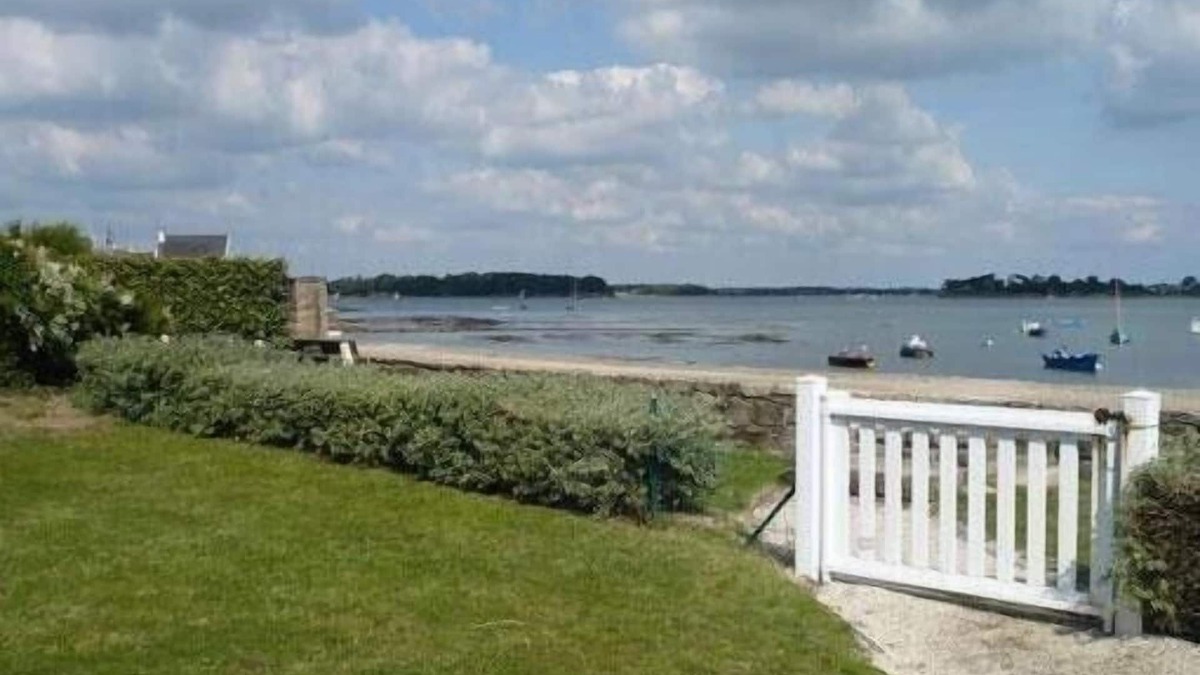 Locmariaquer Apartment | App. duplex in Locmariaquer, on the edge of the gulf, direct access to the sea.