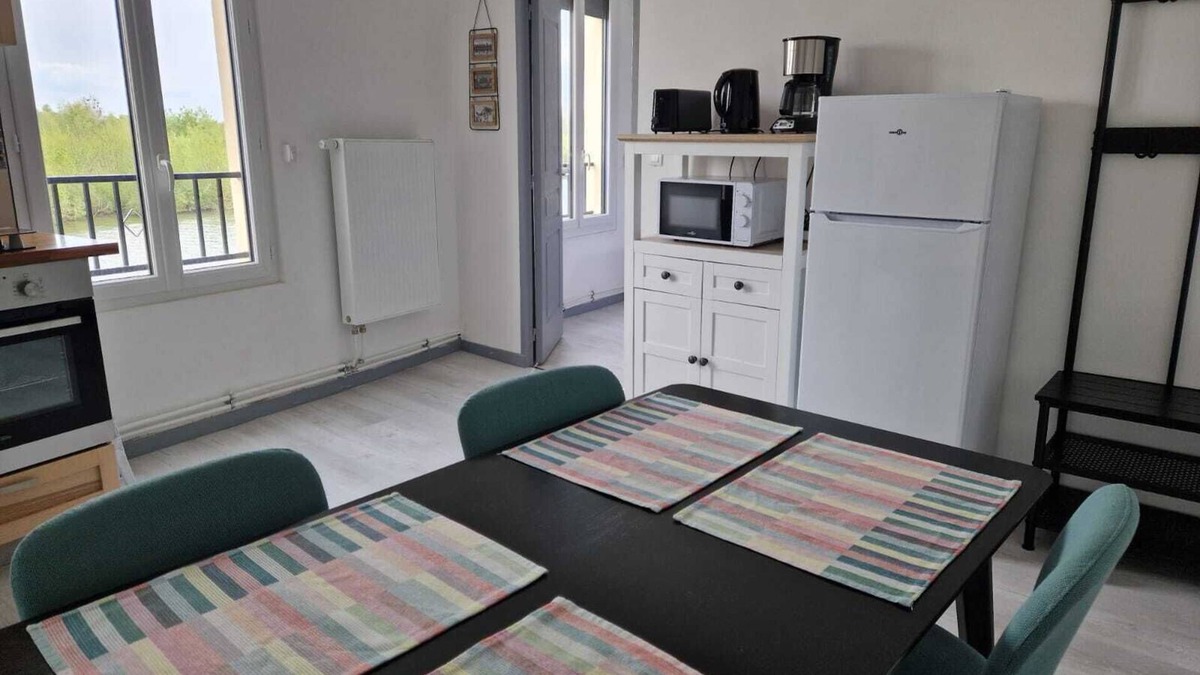Misy-sur-Yonne Apartment | Appart 6 Couchages Bord de L'eau