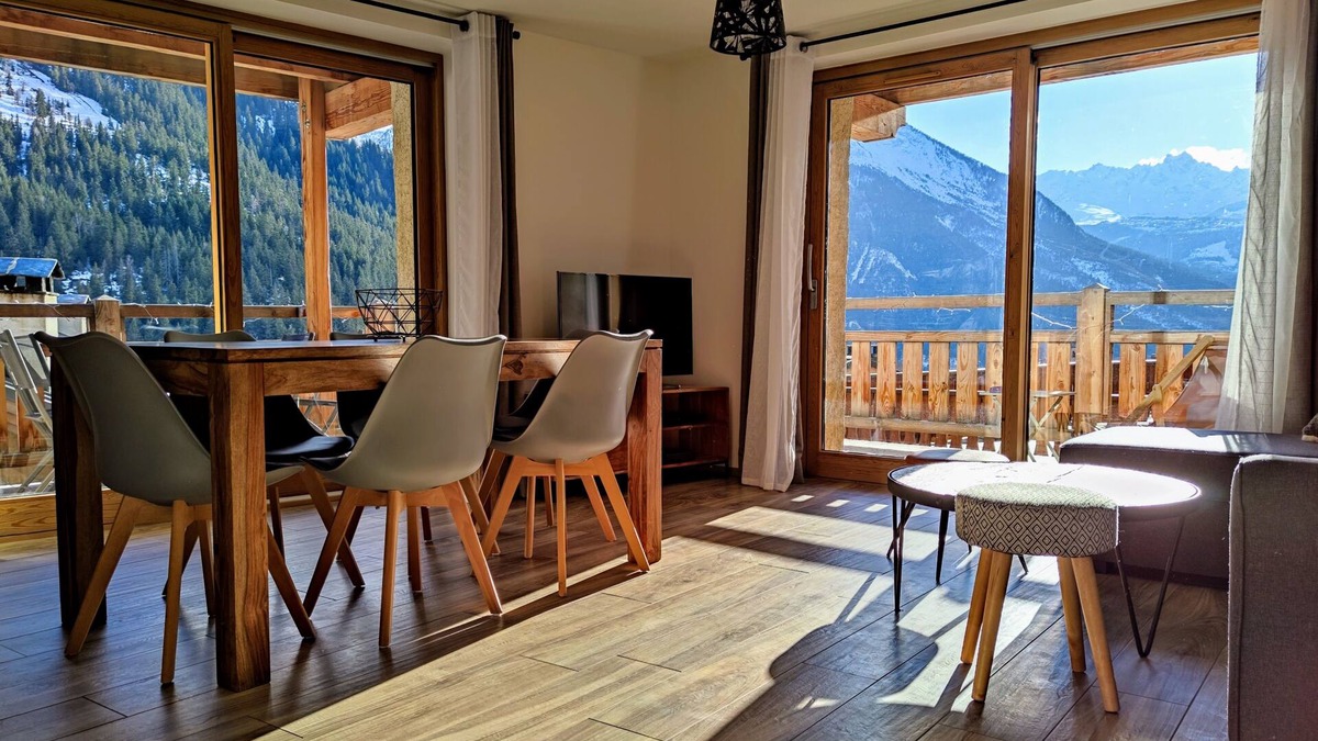 Champagny-en-Vanoise Apartment | Appart 6 pers in the heart of Champagny with beautiful view, near slopes, shops.