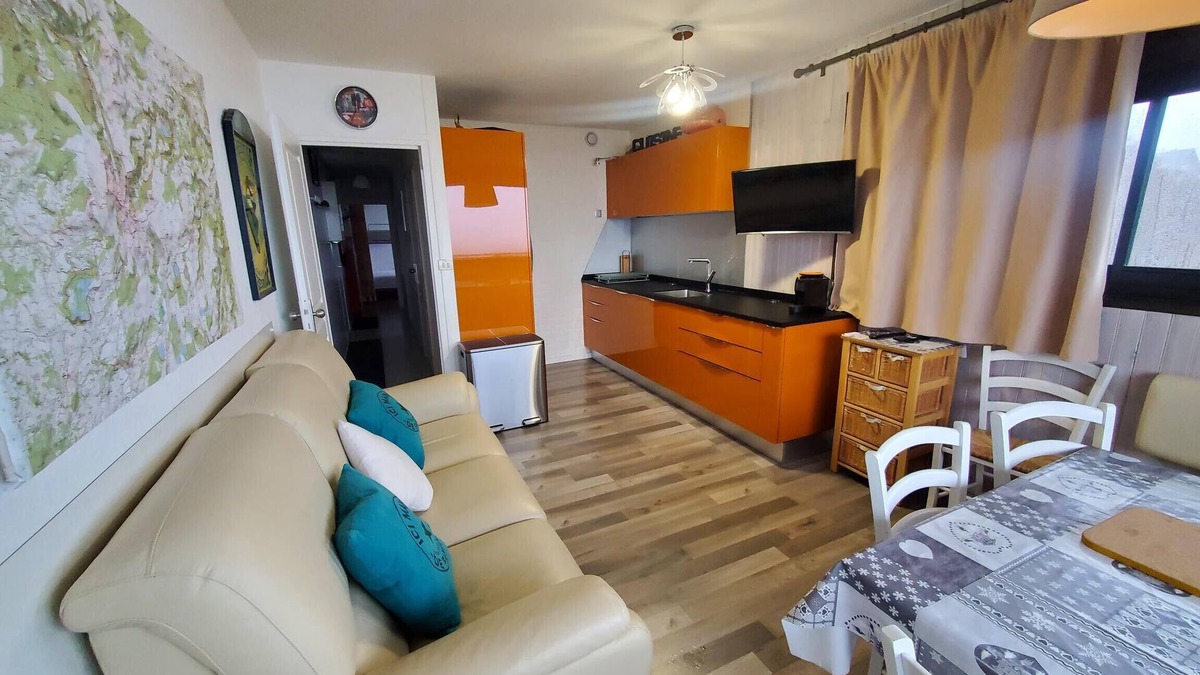 Besse-et-Saint-Anastaise Apartment | Appartement aevce vue sur les lac des Hermines