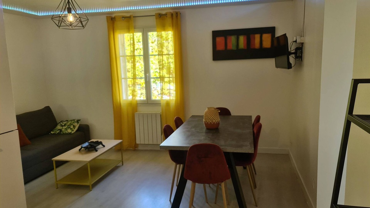 Petit-Palais-et-Cornemps Apartment | Appartement T3 Couleurs Vives