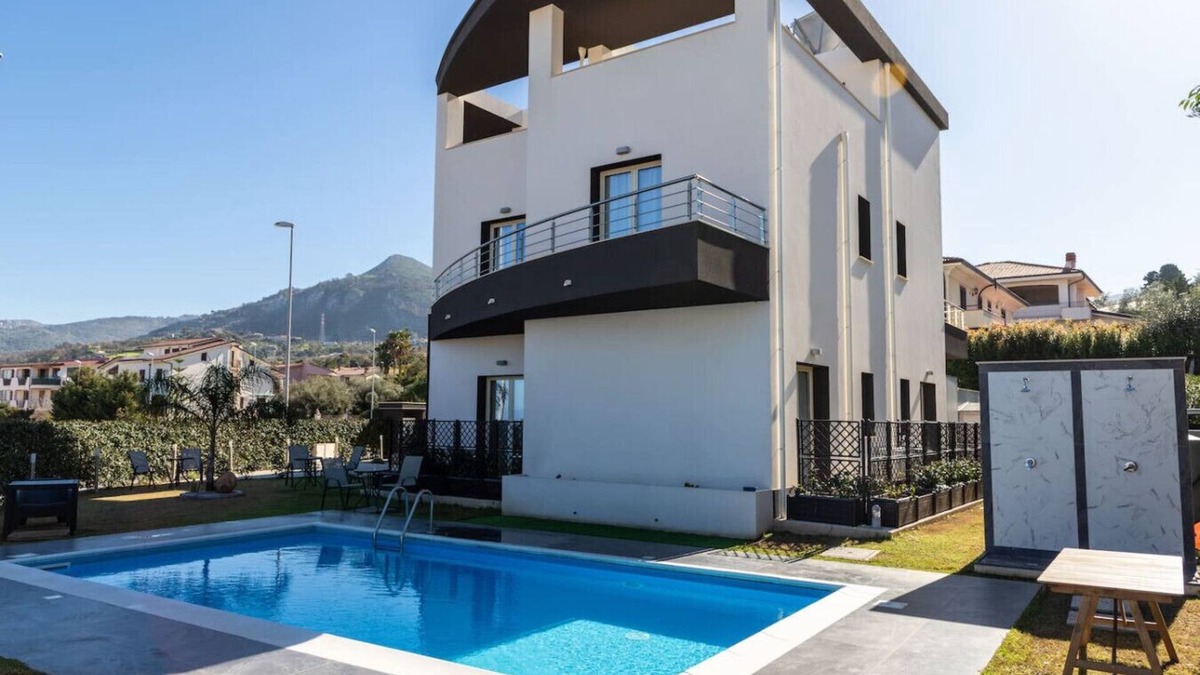Sant'Agata di Militello Apartment | Appartamento Piano Terra con Cortile Privato e Piscina