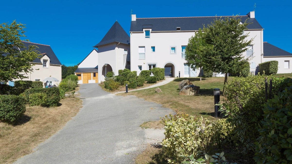 Le Tronchet Condo | Appart sur la Côte d'Émeraude, Terrain Multisports