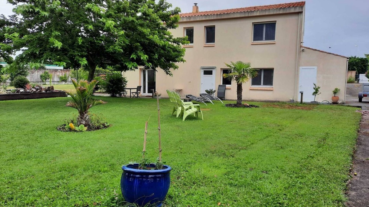 Olonne-sur-Mer Apartment | Appart. T2 garden level, near ocean, salt marshes and cycle paths