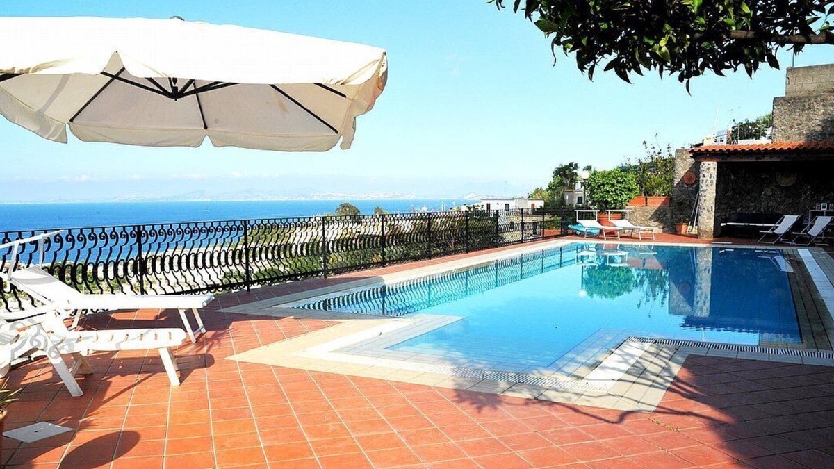Lacco Ameno House | Appartamento Lindora A: A bright and elegant apartment that is part of a villa situated in a quiet location, a few minutes from the town center, with Free WI-FI.