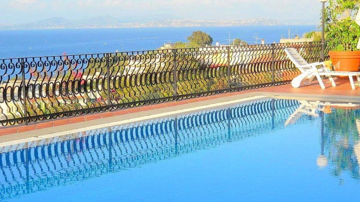 Lacco Ameno House | Appartamento Lindora B: A graceful apartment situated in a quiet location, a few minutes from the town center, with Free WI-FI.