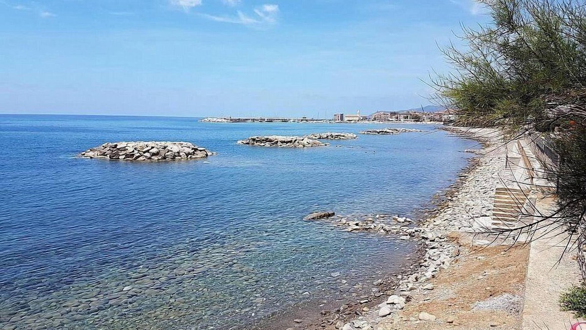 Acciaroli House | Appartamento Torre Caleo H: A charming apartment located right on the beach, with Free WI-FI.