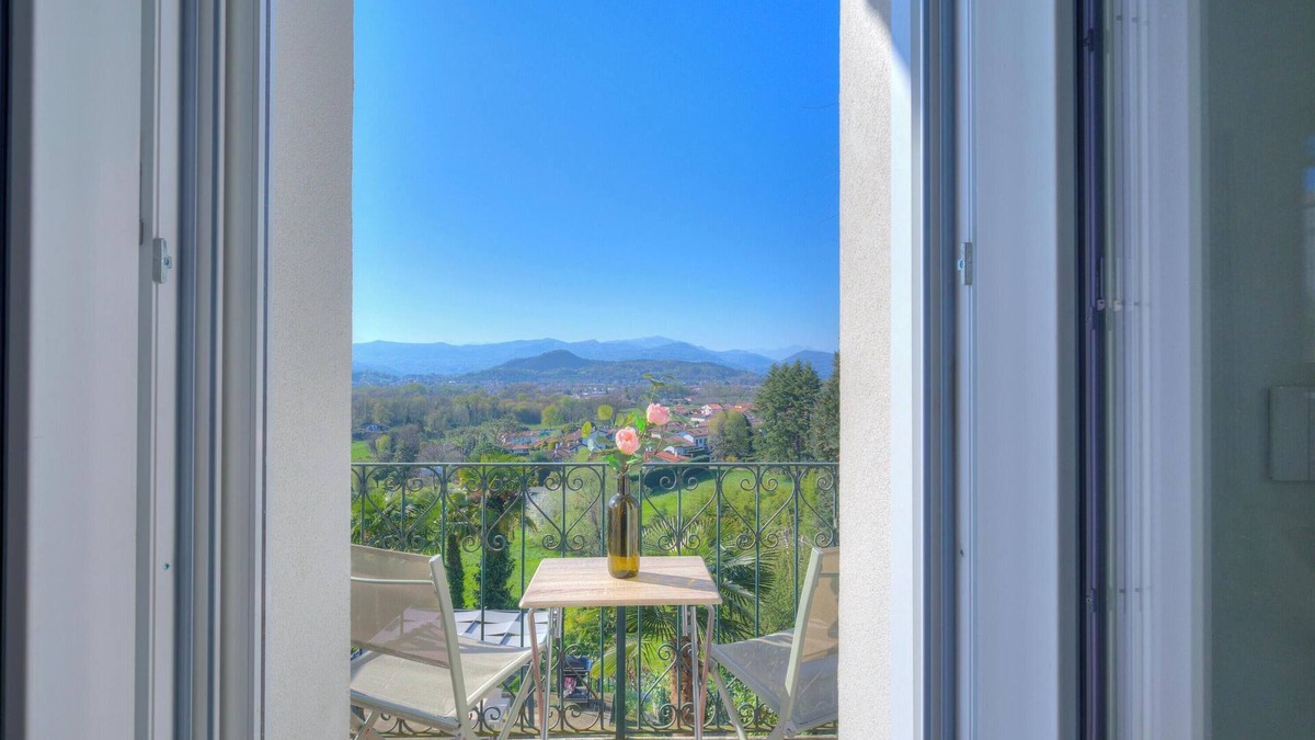 Taino Apartment | Appartamento Vista Angera, Taino, Italy