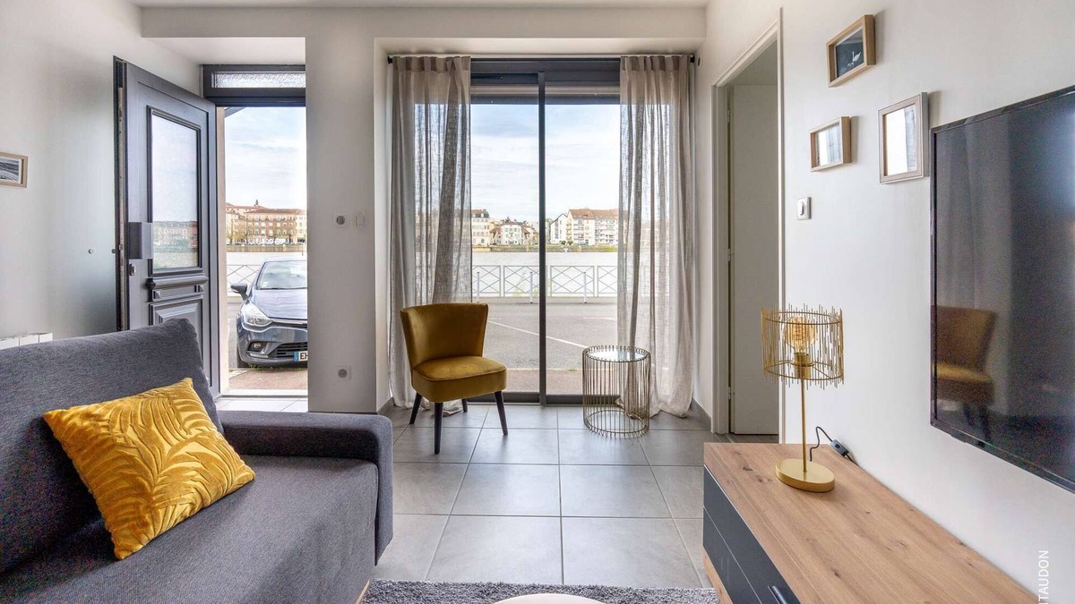 Replonges Apartment | Appartement T2 Climatisé "Le Quai 391" Vue Imprenable sur la Saône et Mâcon