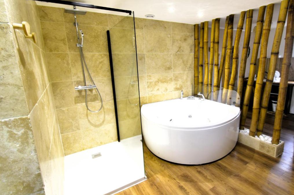 Verneuil-sur-Avre Apartment | Appartement jacuzzi privatif Love&Zen