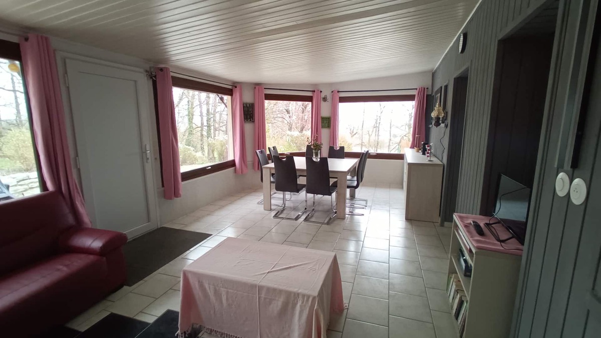 L'Hopital-du-Grosbois Apartment | Appartement La Véranda en Plein Cœur du Doubs Proche Suisse. Animaux Acceptés