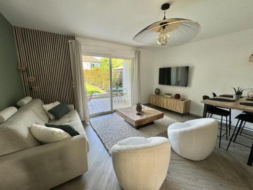Saint-Julien-les-Villas Apartment | Appartement terrasse et jardin