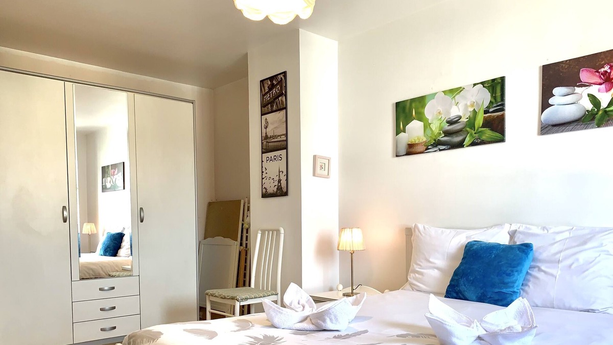 Pontault-Combault House | Appartement 2 Jolies Chambres +Salon Cuisine - errasse 20min PARIS-DISNE YLAND