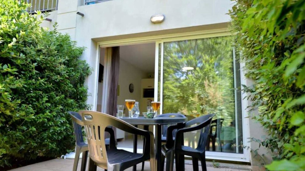 Azille Apartment | Appartement 3 étoiles - Piscine - ccbbbhh