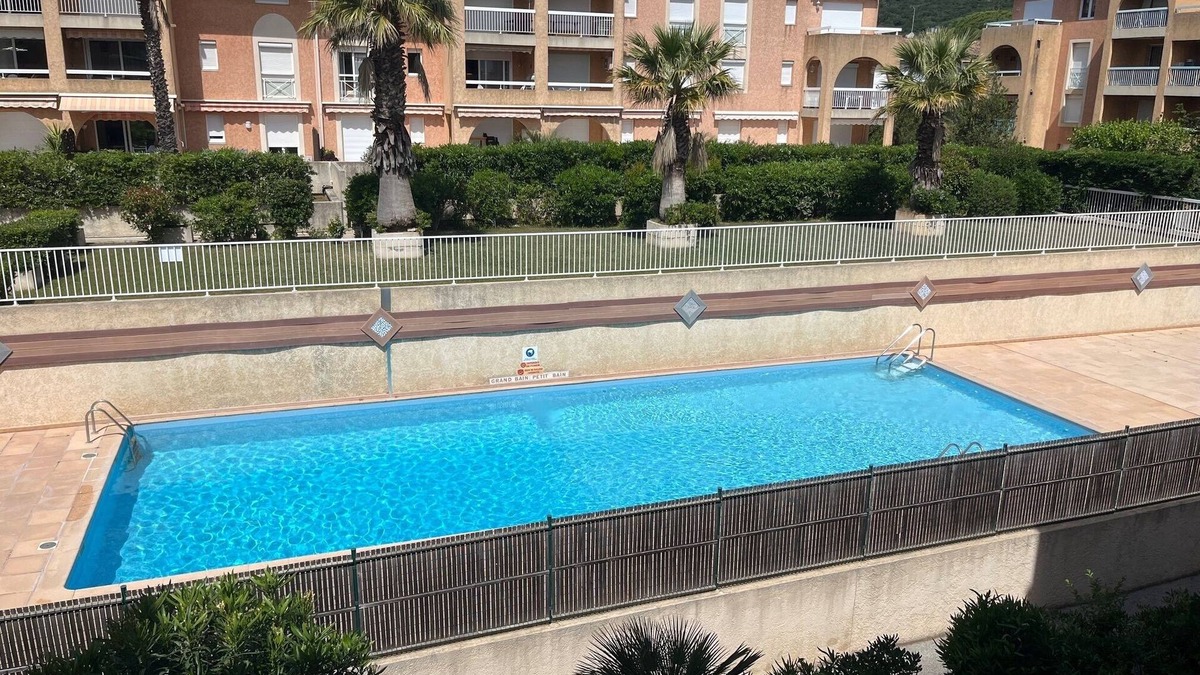 Cavalaire-sur-Mer Apartment | Appartement A 600 DU Centre Ville Avec Piscine 6 Personnes