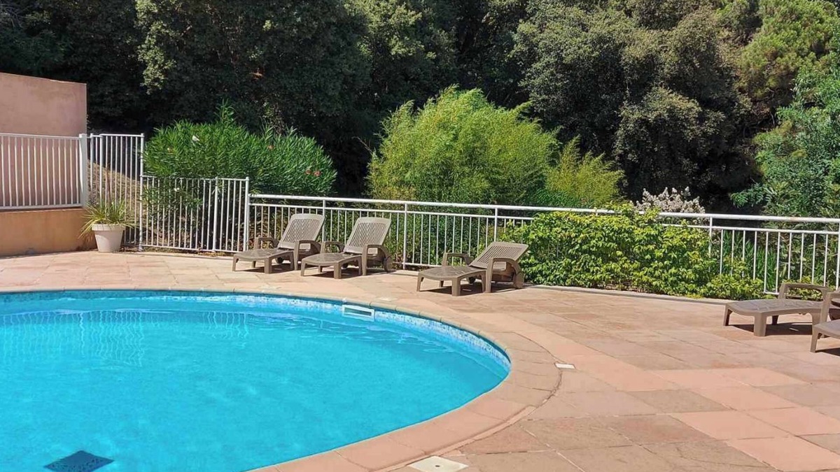 La Garde-Freinet Apartment | Appartement avec piscine dans le Golfe de Saint Tropez