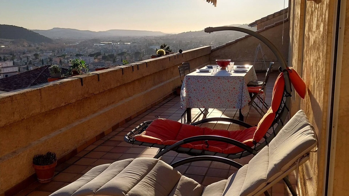 Nyons Apartment | Appartement Avec une Grande Terrasse et une vue sur la Montagne à Nyons