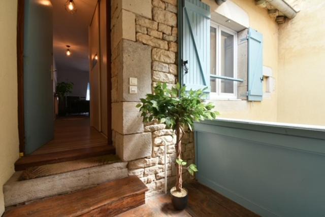 Lons-le-Saunier Apartment | Appartement BELLO , ruelle au cœur de ville, arrivée en autonomie