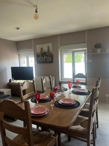 Raismes Apartment | Appartement calme, frais à louer, nouvellement repeint, emplacement stratégique, proche de toutes commodités, de l'autoroute, valenciennes, lille, Belgique, wifi, Netflix, parking Gratuits