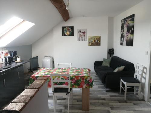 Doue-la-Fontaine Apartment | Appartement climatisé avec parking privé gratuit