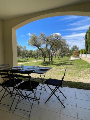 Paradou Apartment | Appartement Climatisé Terrasse et Piscine Le Baptistou