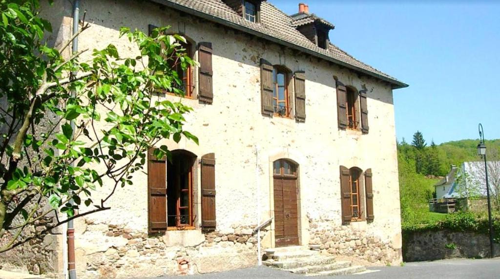 Chataigneraie Cantalienne Apartment | Appartement confortable au cœur de Vitrac - 40 m² - Vue sur jardin
