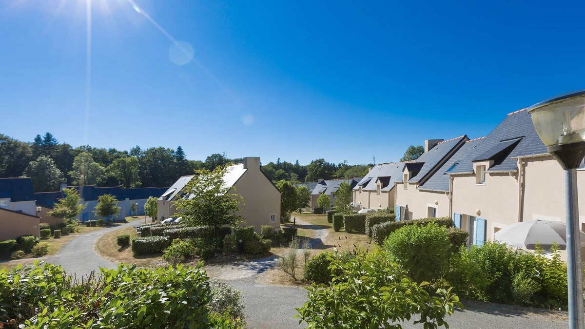 Le Tronchet Condo | Appartement Cosy Equipée | Accès Piscine