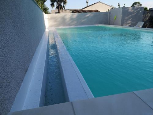 Marguerittes Apartment | Appartement dans villa avec jardin et piscine privée